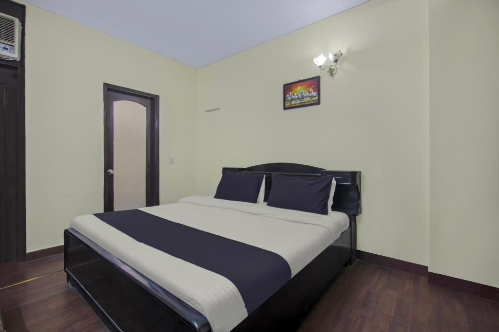 Postel nebo postele na pokoji v ubytování Hotel O Malhotra BnB