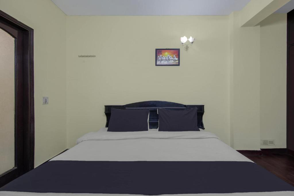 Postel nebo postele na pokoji v ubytování Hotel O Malhotra BnB