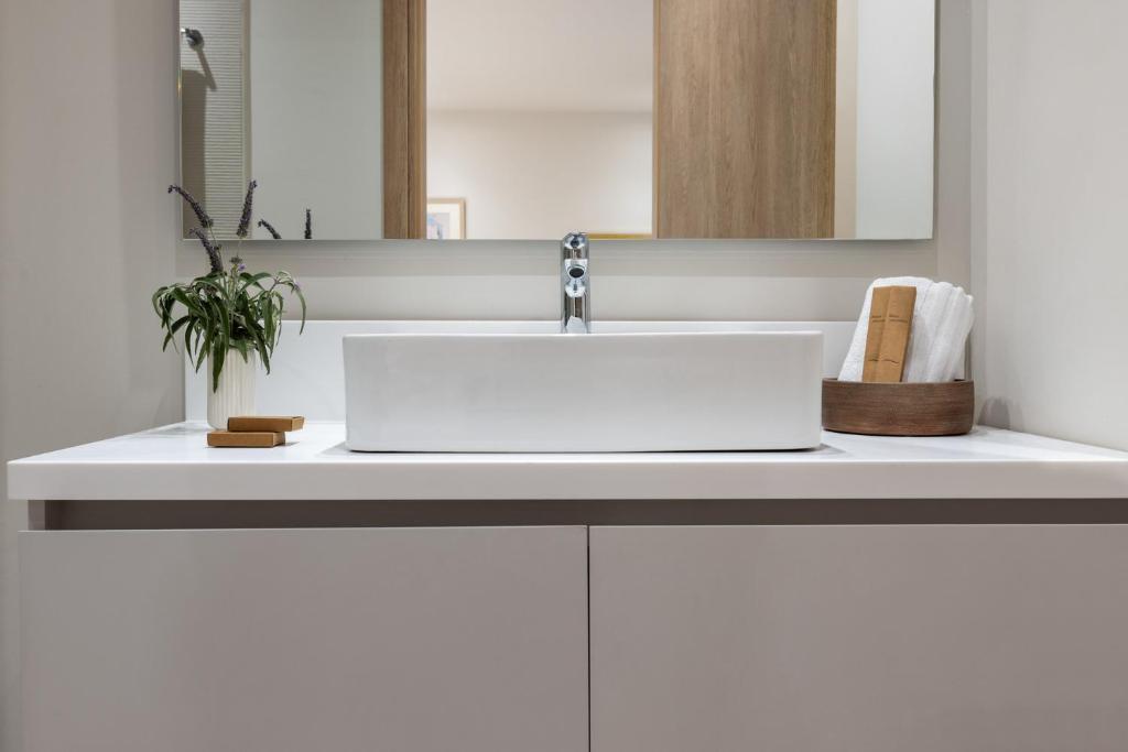 Port Tower Piraeus - Resim 3