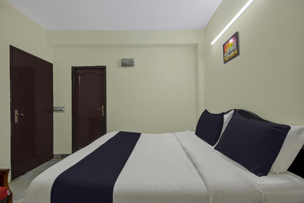 Postel nebo postele na pokoji v ubytování Hotel O Malhotra BnB