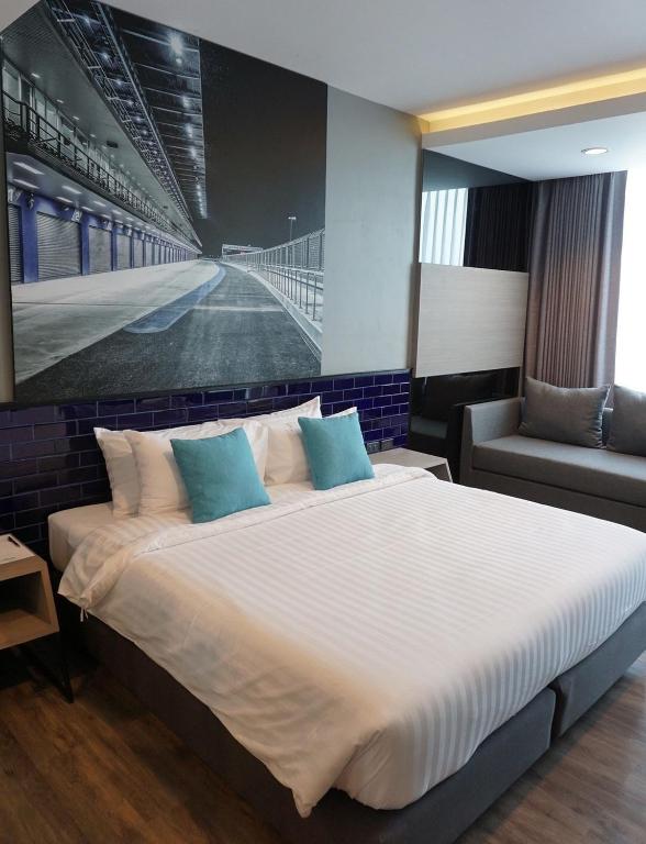 Postel nebo postele na pokoji v ubytování The Crystal Hotel Buriram - formerly X2 Vibe Buriram