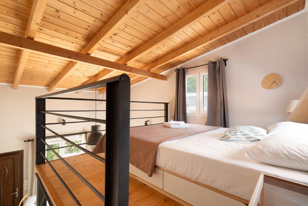 Postel nebo postele na pokoji v ubytování Stathis Suite