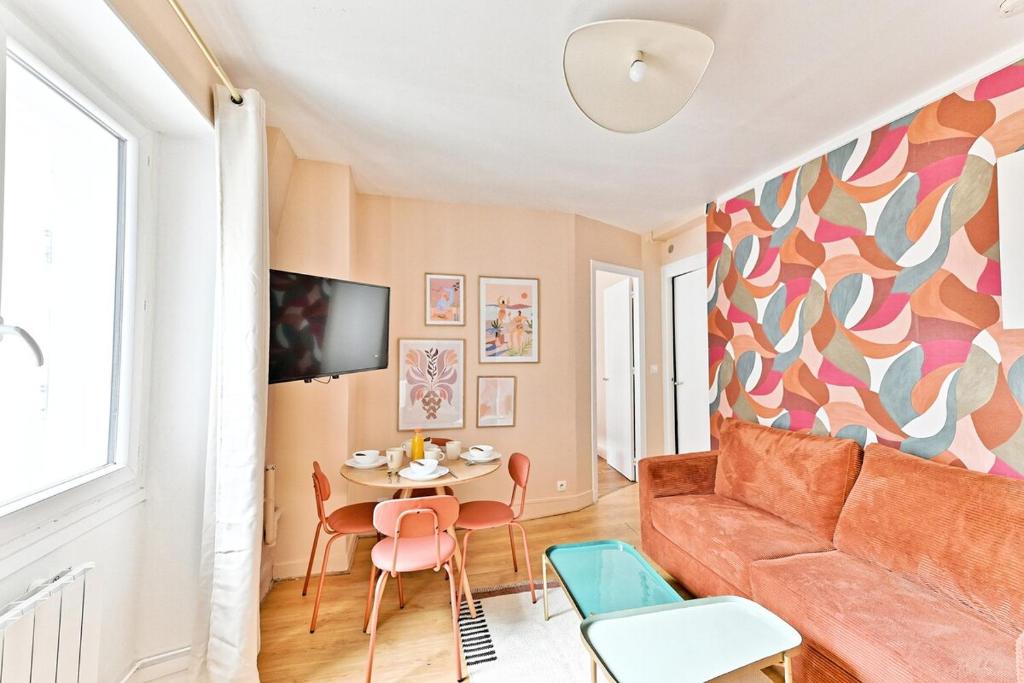un salon avec un canapé et une table dans l'établissement Appartement proche de la Gare Montparnasse-II, à Paris