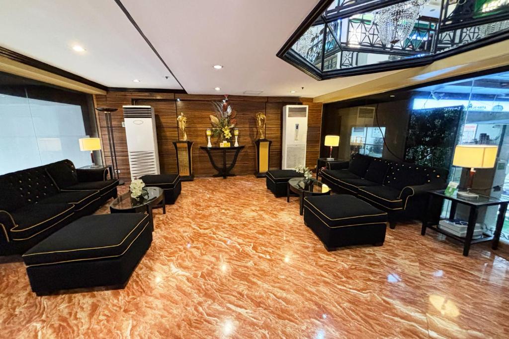 Posezení v ubytování Lourdes Suites Makati powered by Cocotel