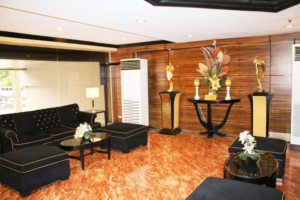Posezení v ubytování Lourdes Suites Makati powered by Cocotel