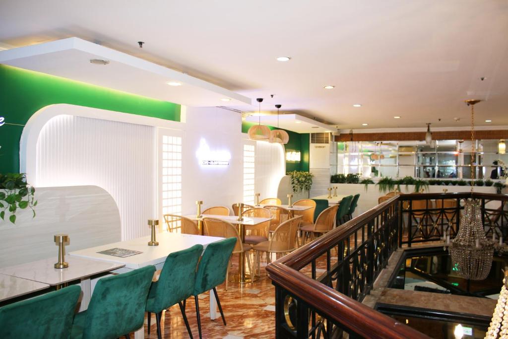 Posezení v ubytování Lourdes Suites Makati powered by Cocotel