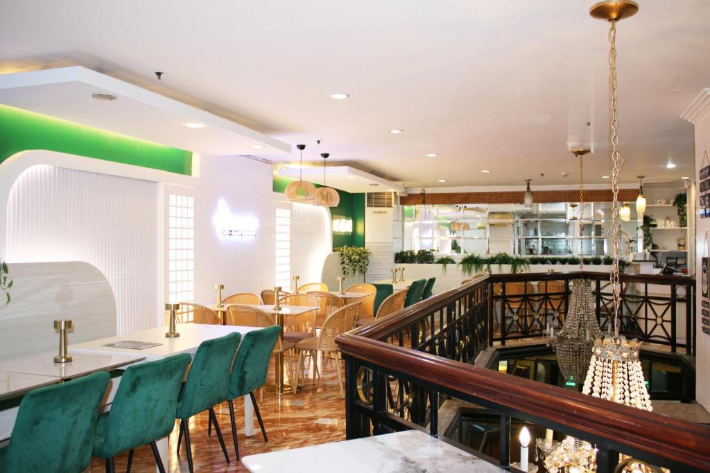 Restaurace v ubytování Lourdes Suites Makati powered by Cocotel