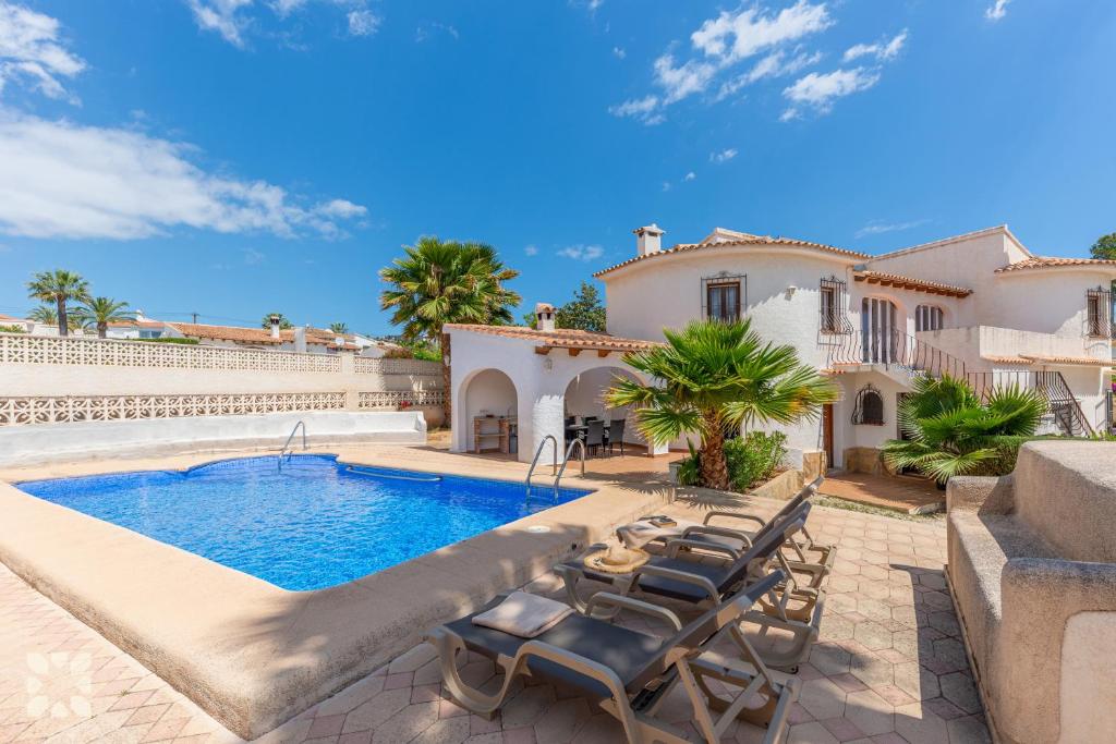 Willa z basenem i meblami ogrodowymi w obiekcie Villa Esmeralda by Abahana Villas w mieście Calpe