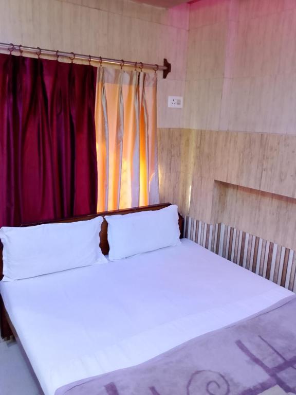 Postel nebo postele na pokoji v ubytování Lodge Babul