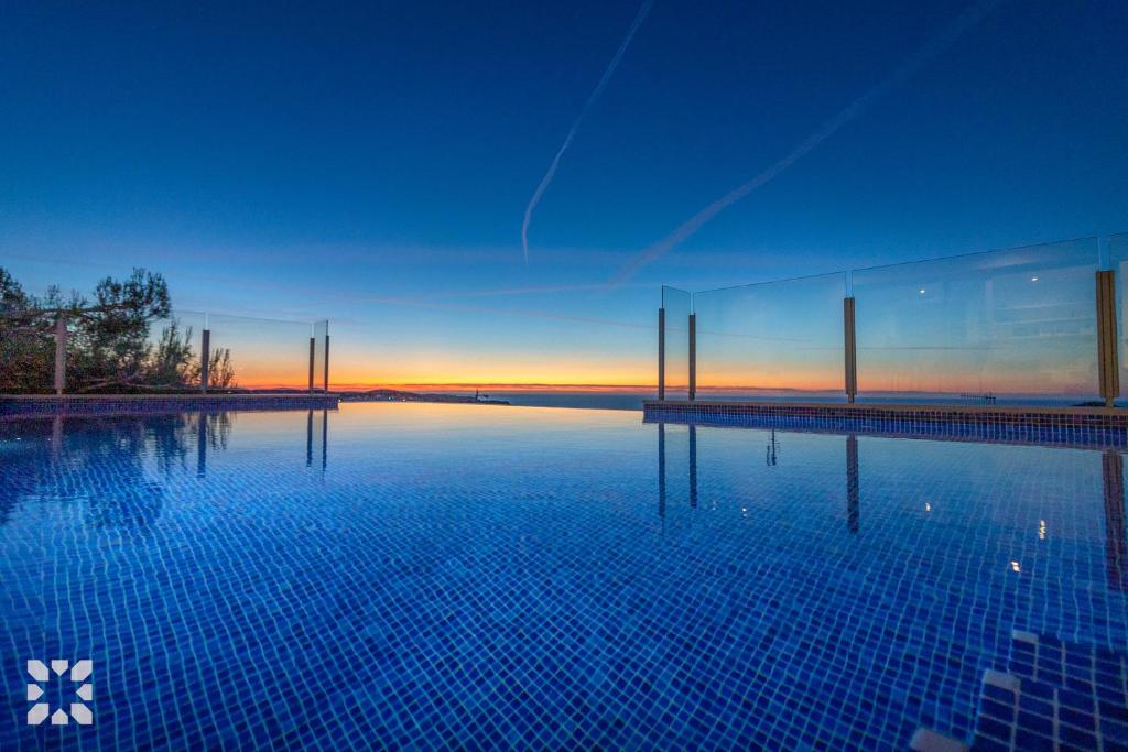 Bazén v ubytování Villa Boreal by Abahana Villas nebo v jeho okolí