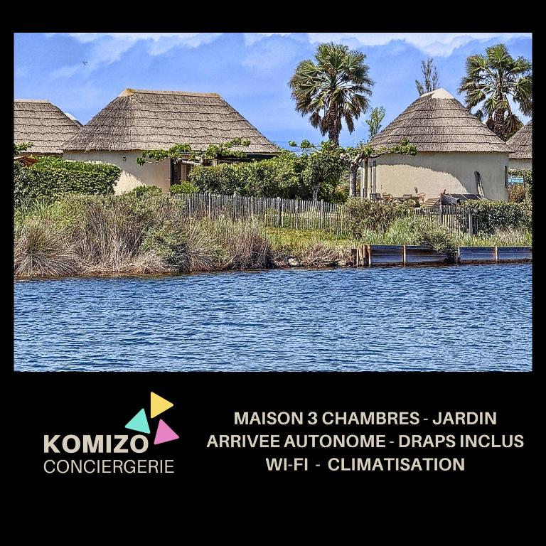 une photo de deux maisons et d'une rivière dans l'établissement Villa Rivage, au Barcarès