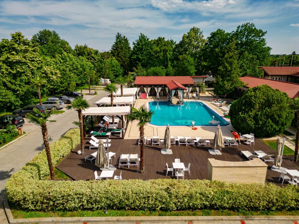 Bazén v ubytování Hotel Snagov Club nebo v jeho okolí