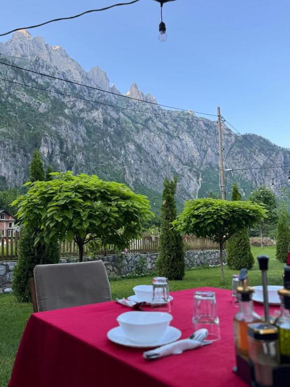 Vista generica sulle montagne o vista sulle montagne dall'interno dell'affittacamere