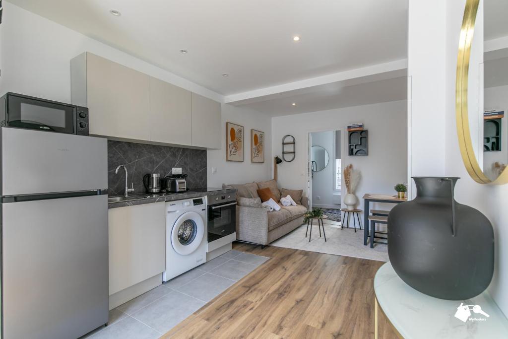 une cuisine et un salon avec laveuse et sécheuse dans l'établissement MBA - Diderot 3 - Splendide Appartement, à Montreuil