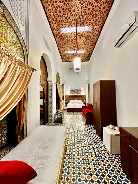 Postel nebo postele na pokoji v ubytování Riad EL Manantial,Dar Hajjaj,Patrimonio del SXIX