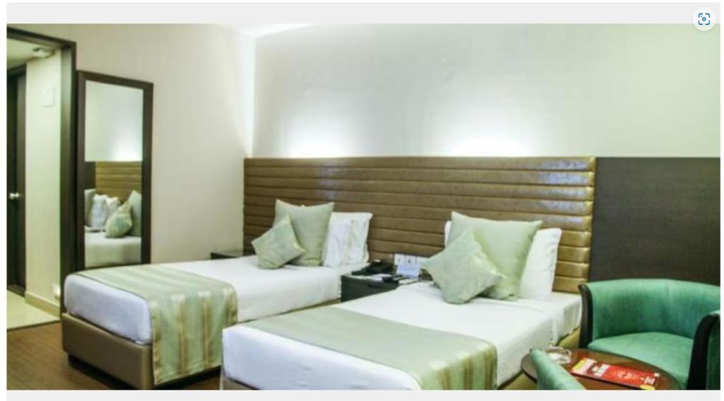 Postel nebo postele na pokoji v ubytování Indismart Hotel