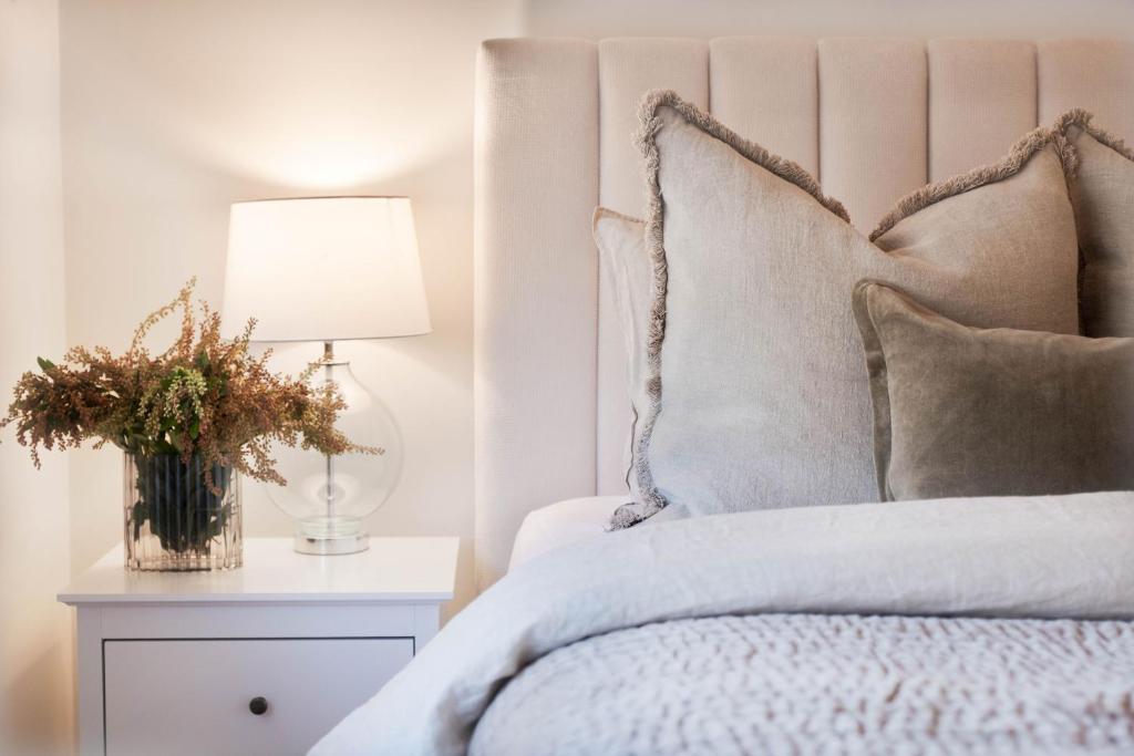 sypialnia z łóżkiem i lampką na szafce nocnej w obiekcie Corner Cottage Bright w mieście Bright
