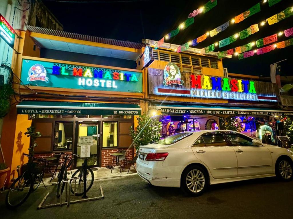 マラッカにあるLa Mamasita Hostel, Jonker Street Melaka Townの夜間のホテル前に駐車する白い車