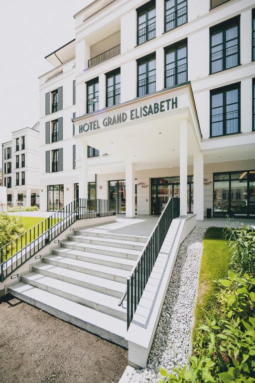 un edificio bianco con un cartello che recita North Grandellez di Grand Elisabeth a Bad Ischl