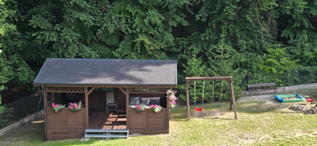 Vonkajšia záhrada v ubytovaní Dom Na Bukowym Wzgórzu