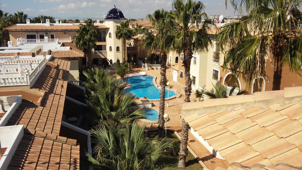 einen Luftblick auf ein Resort mit einem Pool in der Unterkunft L.A. Apartment in Los Alcázares