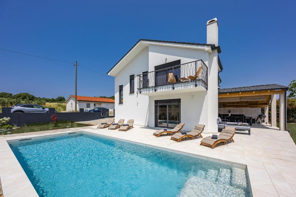 Bazén v ubytování Villa Enja for 8 people near Pula with private pool & pet friendly nebo v jeho okolí