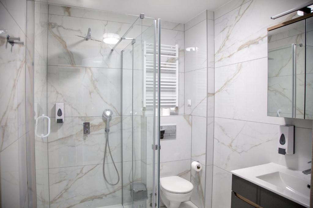 Koupelna v ubytování Hotel i Apartamenty Gorzelanny Dźwirzyno