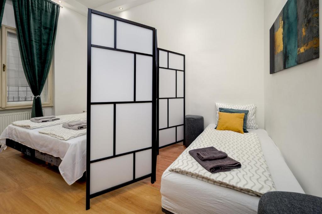 Posteľ alebo postele v izbe v ubytovaní Kazincy Suites -Szimpla Kert 1BR