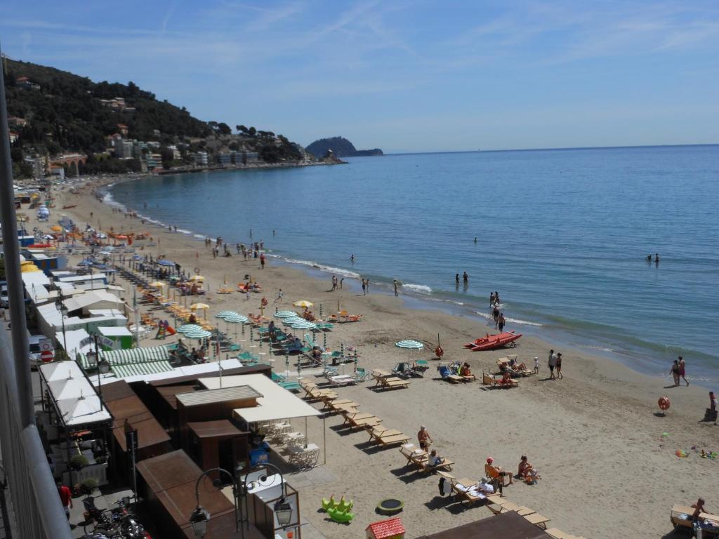 una spiaggia con un gruppo di persone sulla sabbia di Residence Fanny ad Alassio