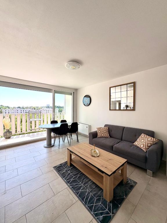 Comfortable and bright renovated 4-room apartment 5' downtown