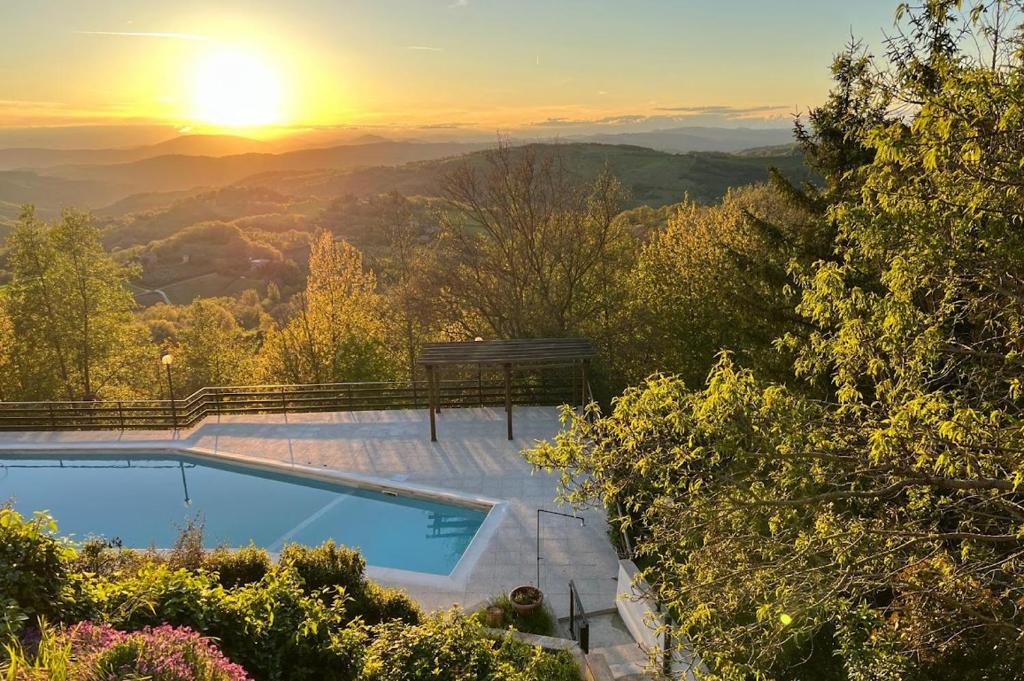 Bazén v ubytování Agriturismo Tra Le Colline nebo v jeho okolí