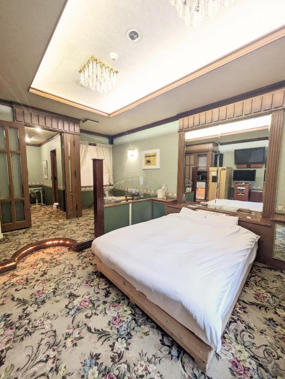 Postel nebo postele na pokoji v ubytování Farm Garden Hotel