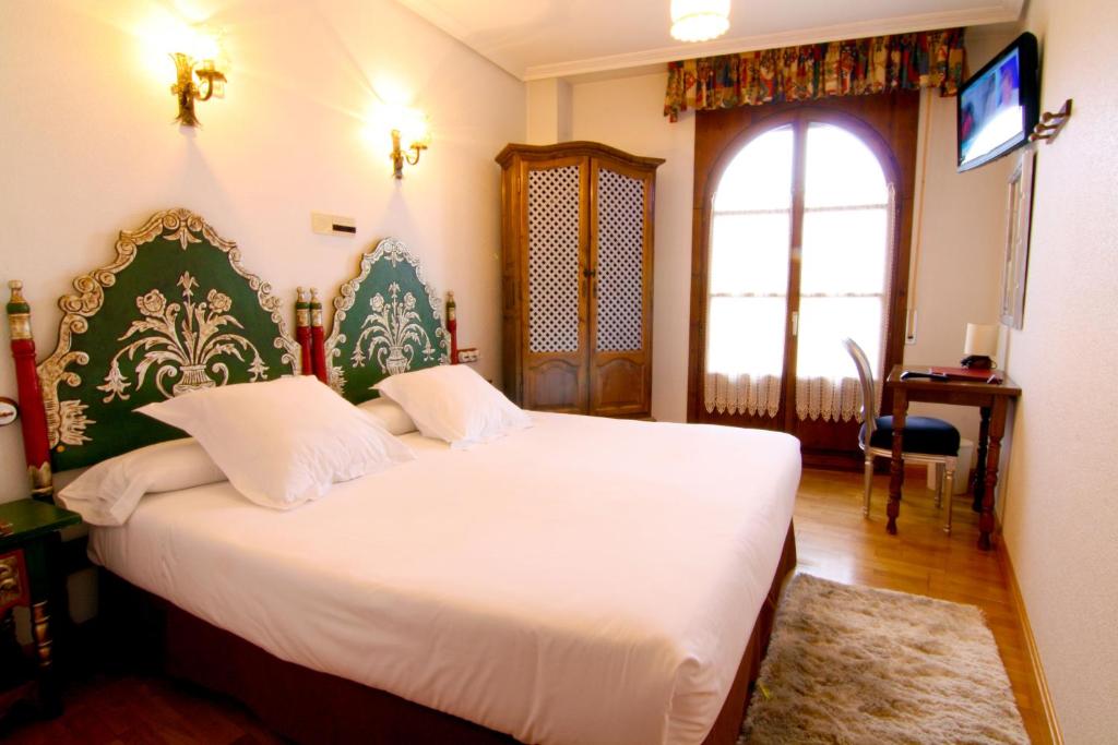 Postel nebo postele na pokoji v ubytování Hotel Merindad de Olite
