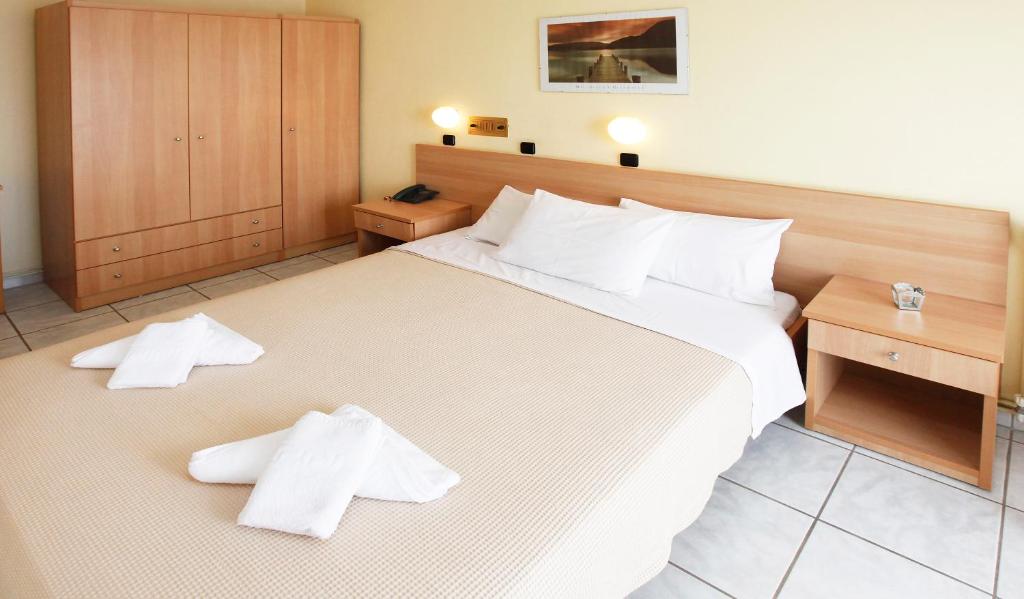 Postel nebo postele na pokoji v ubytování Chrisa Hotel
