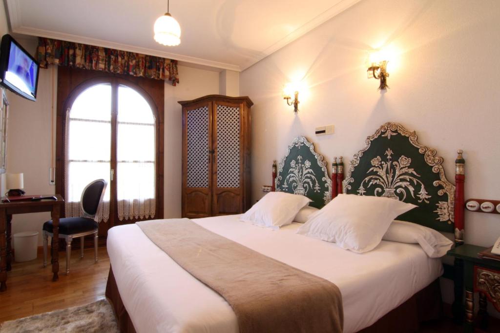 Postel nebo postele na pokoji v ubytování Hotel Merindad de Olite