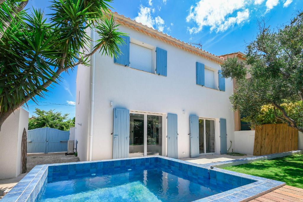 une villa avec piscine devant une maison dans l'établissement Maison contemporaine avec bassin à 300m de la mer, à Marseille
