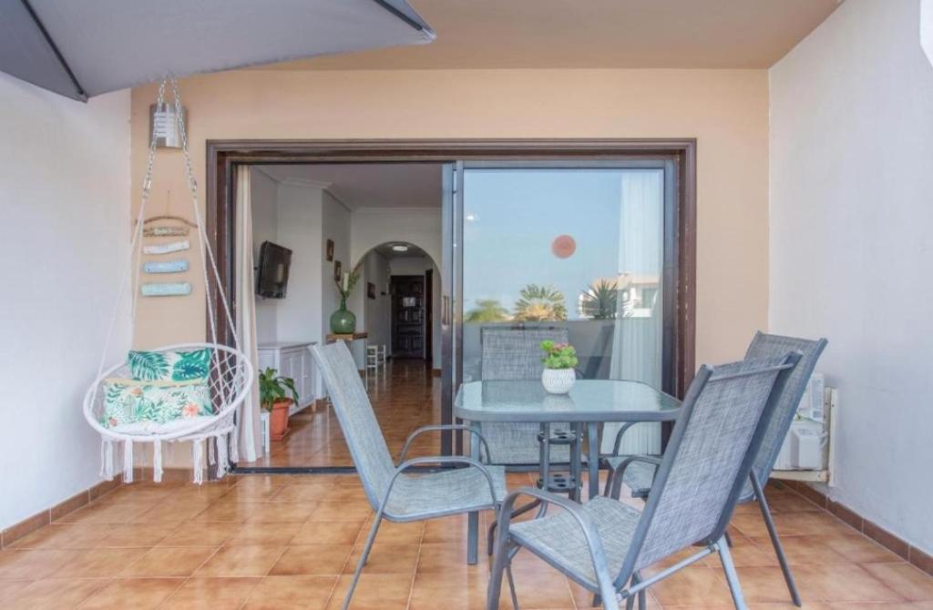 Balkón nebo terasa v ubytování Apartment with pool and gardens near the coast