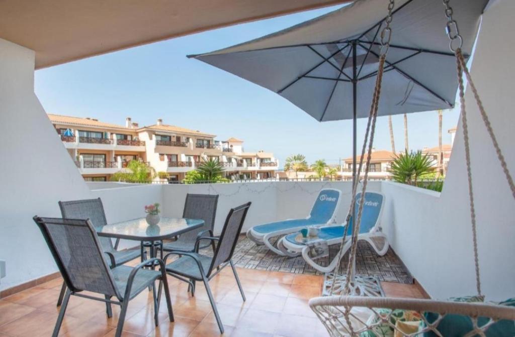 Balkón nebo terasa v ubytování Apartment with pool and gardens near the coast