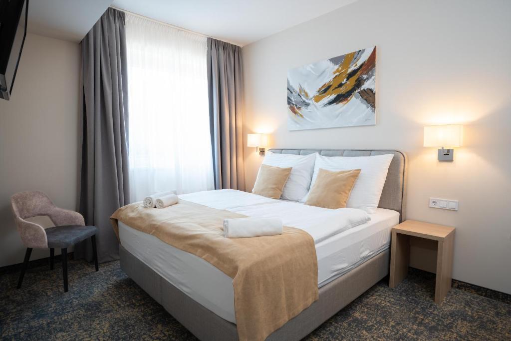 Postel nebo postele na pokoji v ubytování Kikelet Club Hotel