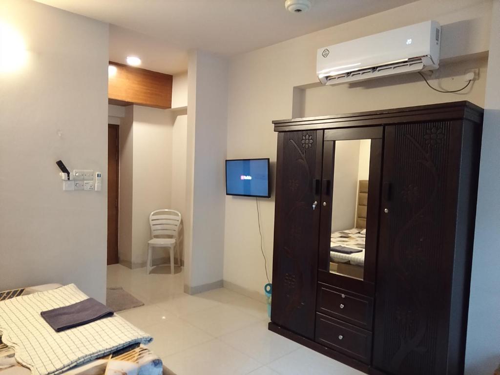 Televisyen dan/atau pusat hiburan di Comfy bedroom with Balcony and attached washroom