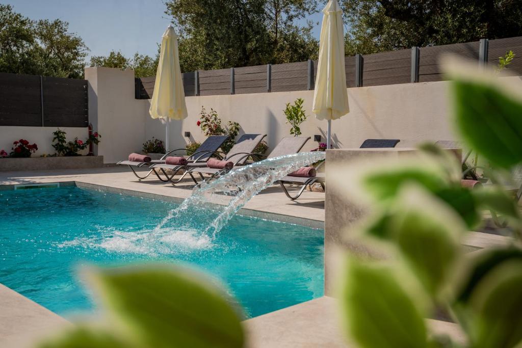 Bazén v ubytování Xenessa Elegant Villa, 4-Bedroom Private Pool Retreat by Villa Mana Gers nebo v jeho okolí