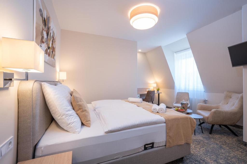 Postel nebo postele na pokoji v ubytování Kikelet Club Hotel