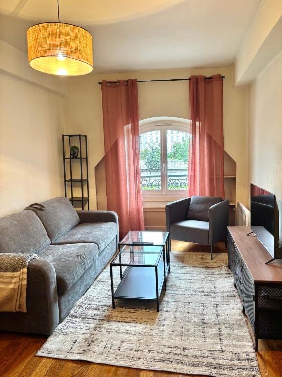 un salon avec un canapé et une table basse dans l'établissement Authentique T2 à Lyon Perrache, à Lyon