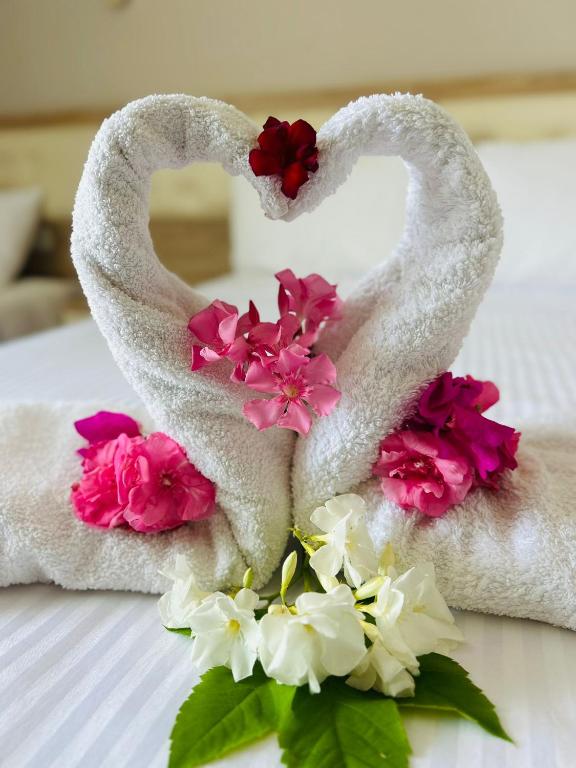 two swans made to look like hearts next to flowers at jasmine otel in Kemer