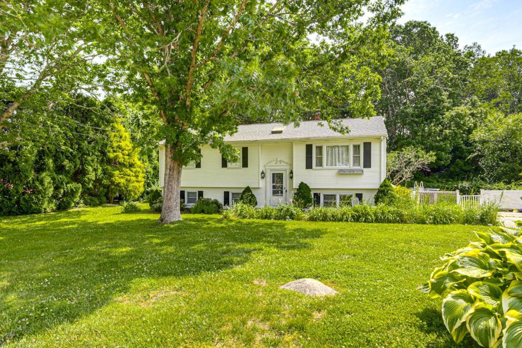 Zahrada ubytování Vibrant Westerly Home with Private Pool and Yard!