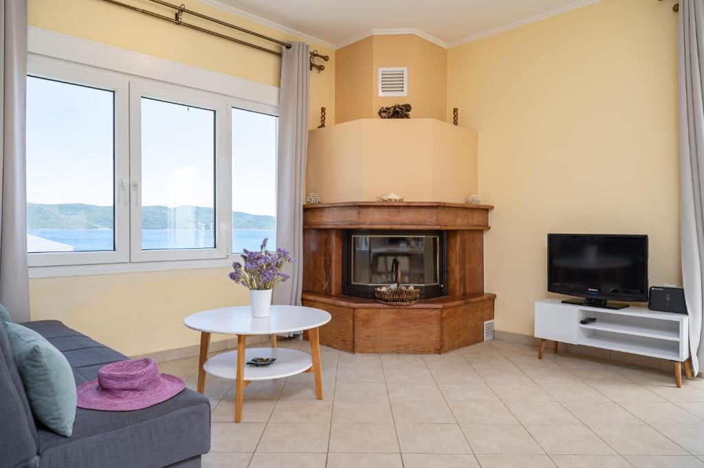 Telewizja i/lub zestaw kina domowego w obiekcie Nostos - Psili Ammos Apartments