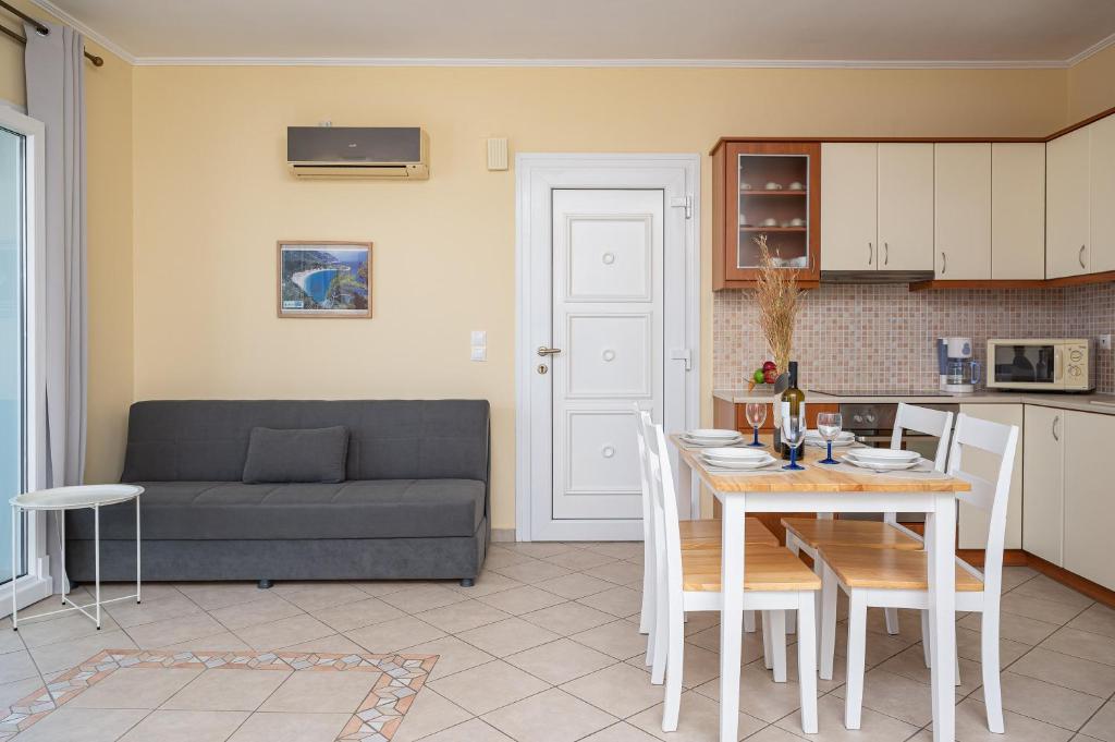 Kuchnia lub aneks kuchenny w obiekcie Nostos - Psili Ammos Apartments