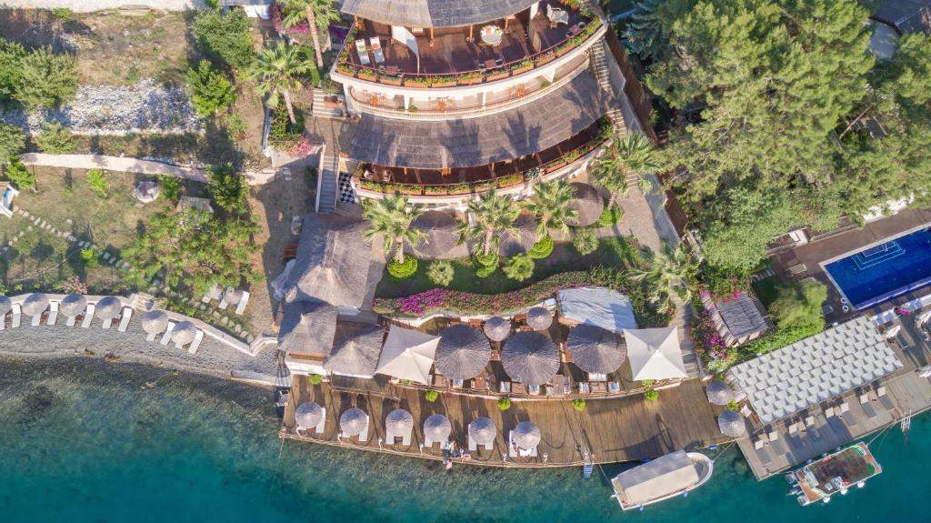 una vista aerea di un edificio vicino all'acqua di Loryma Luxury Hotel Bozburun a Bozburun
