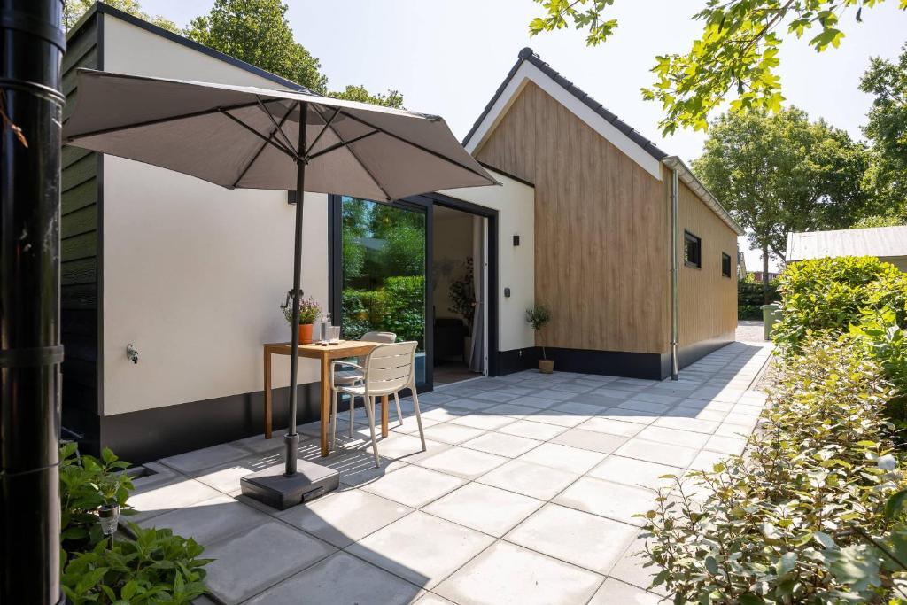 オーストカペッレにあるNEW Hello Zeeland - Magnolialaan 2のパティオ(テーブル、傘付)