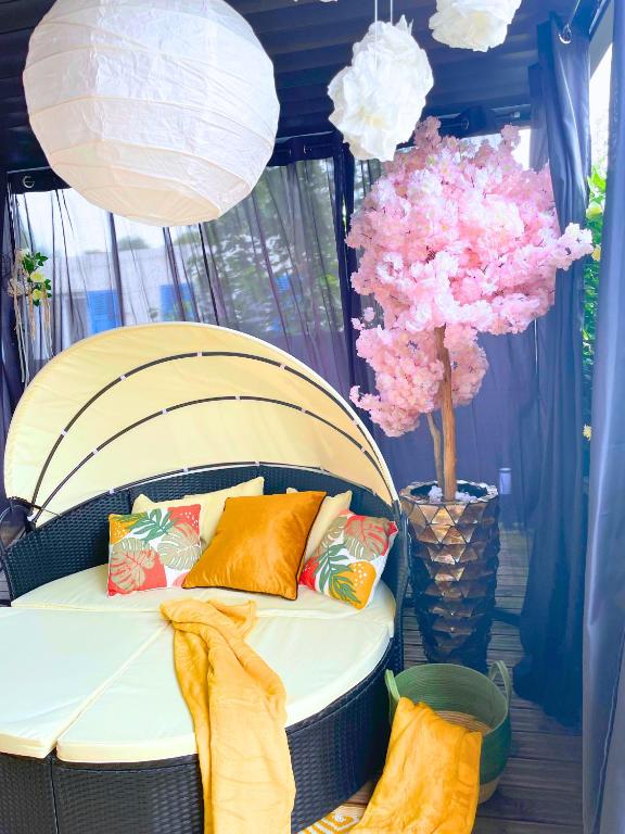 Posezení v ubytování La Chambre des Secrets by Leslodgespa - Escapade romantique proche de Bâle avec terrasse privée